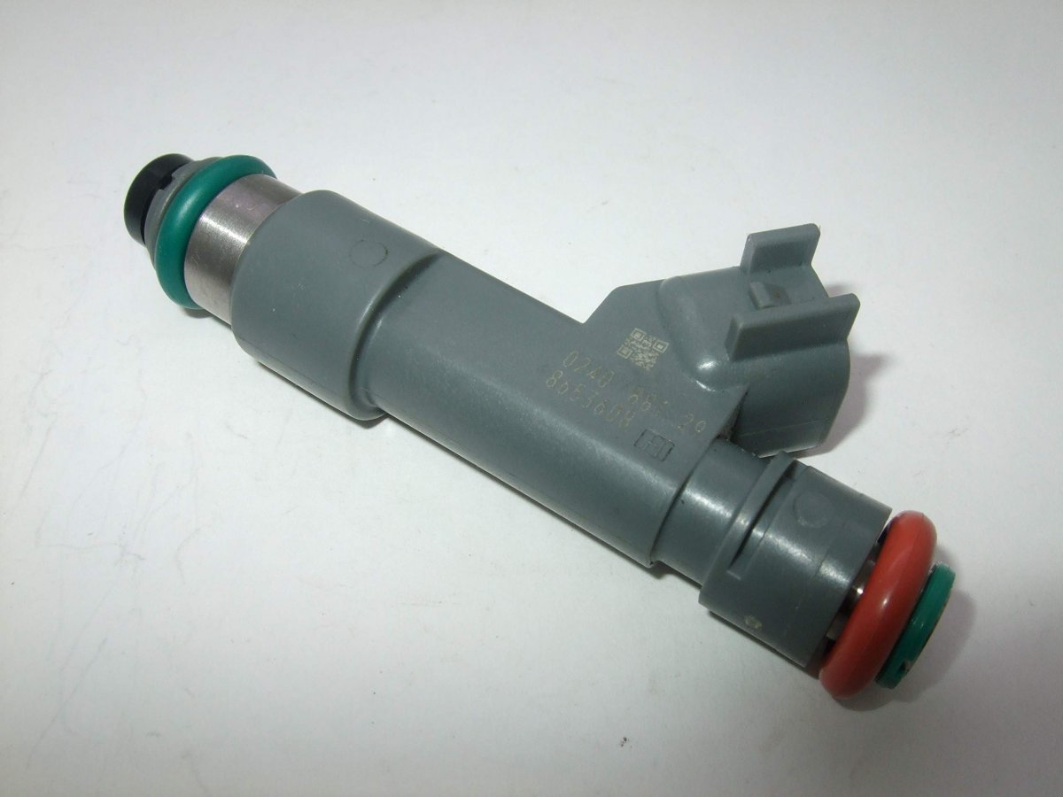 Genuine Volvo Fuel Injector 4 4l V8 Engines
