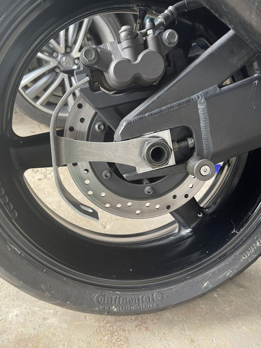 Rolled License Plate Relocation Holder Bracket For Yamaha Yzf R1 1998 2025 Rear Axle Tag Mount Chrome Aluminum Fits 3 4 In