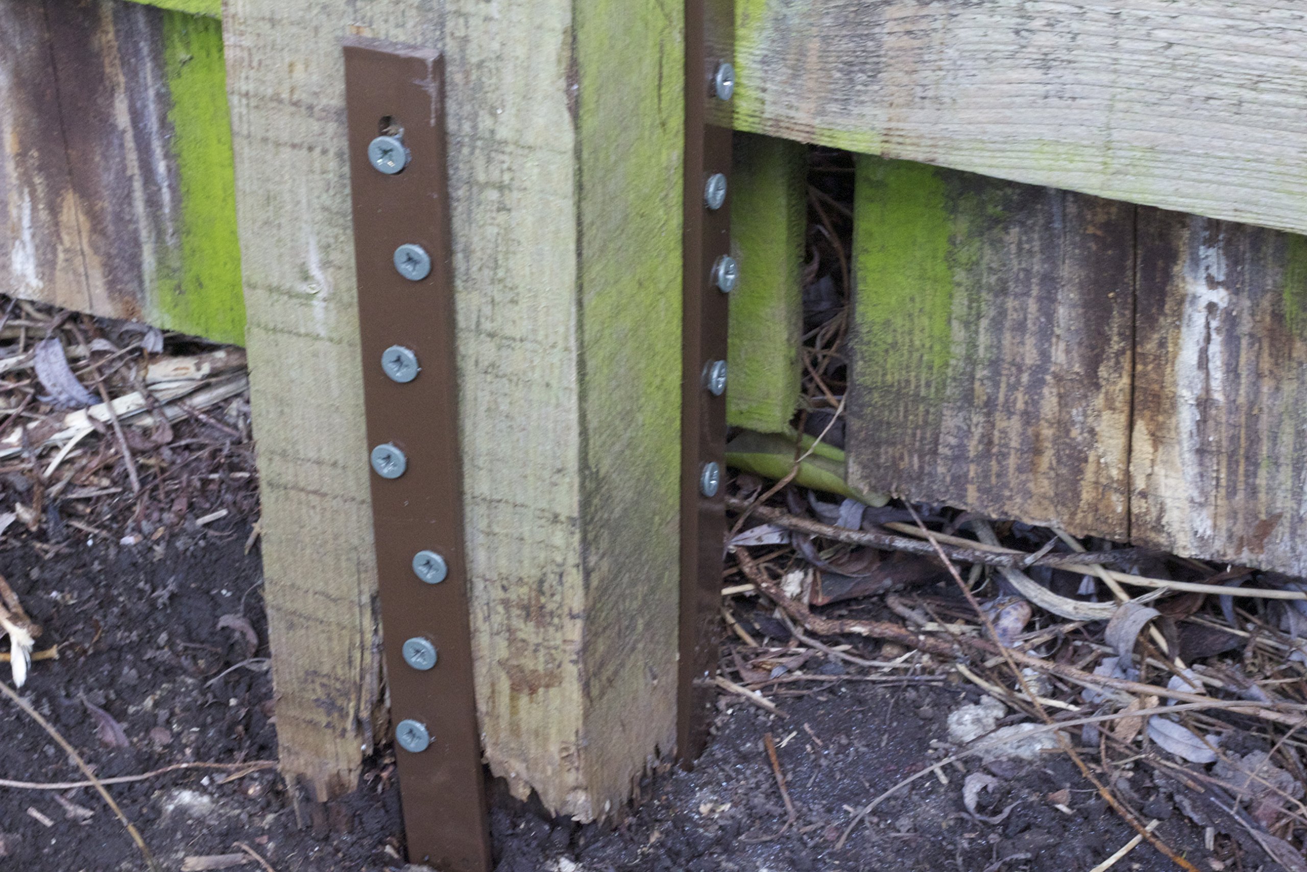 Post Buddy Pack Of 2 Lumber Fence Repair Stakes To Fix 1 Broken