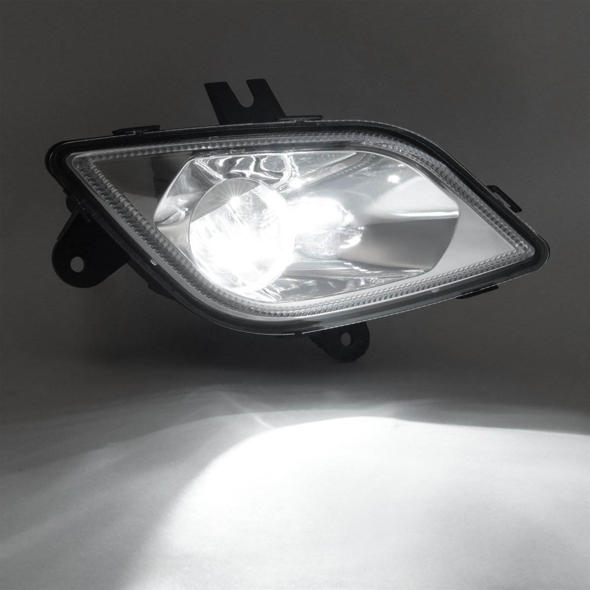 Front Right Led Fog Light For 2018 2024 Freightliner Cascadia Passenger Side Clear Lens Chrome Housing Replacement A6603653003